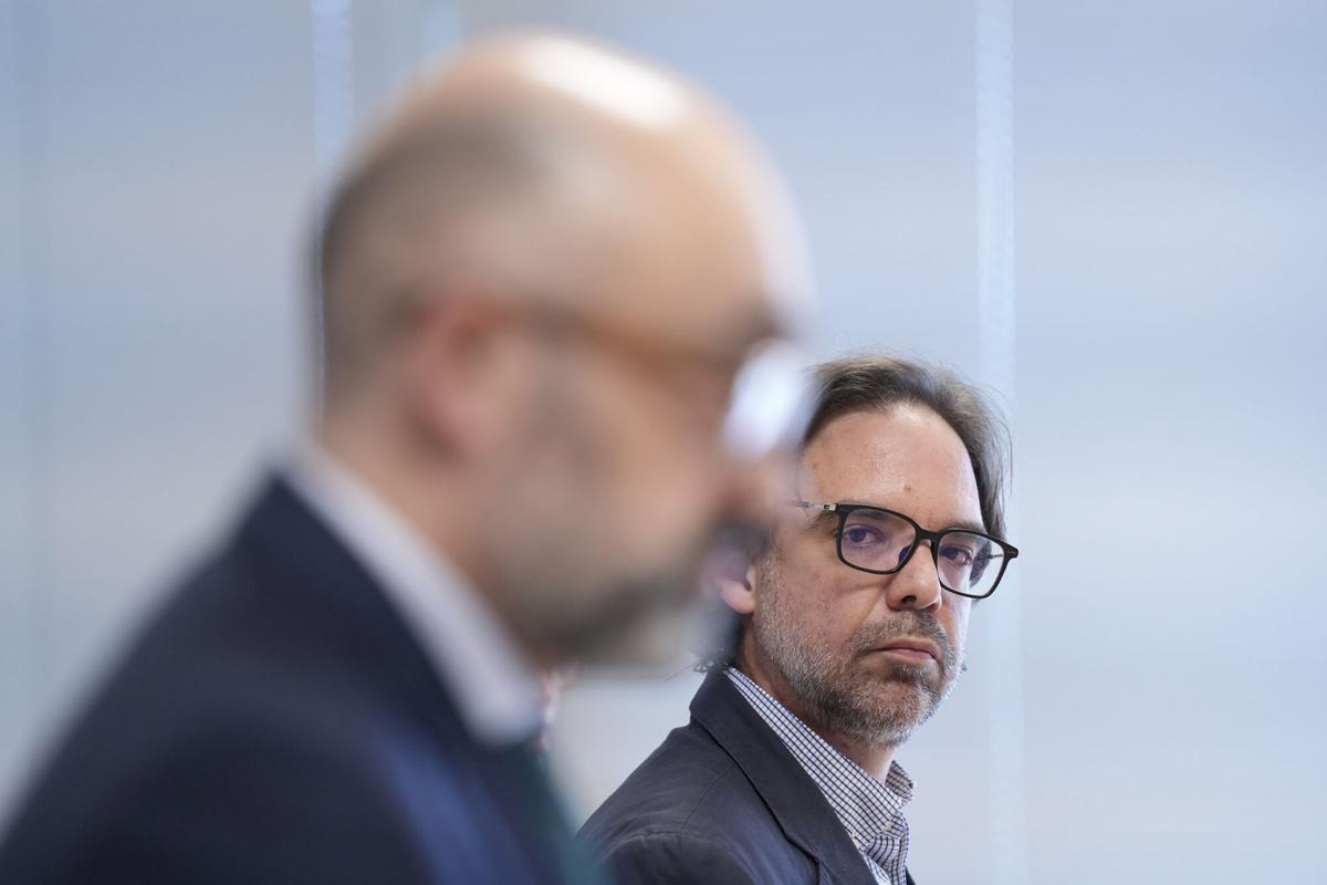 El presidente de Renfe, Álvaro Fernández (d), y el presidente de Adif, Luis Pedro Marco (i), durante una rueda de prensa, a 26 de enero de 2026, en Barcelona, Catalunya (España).