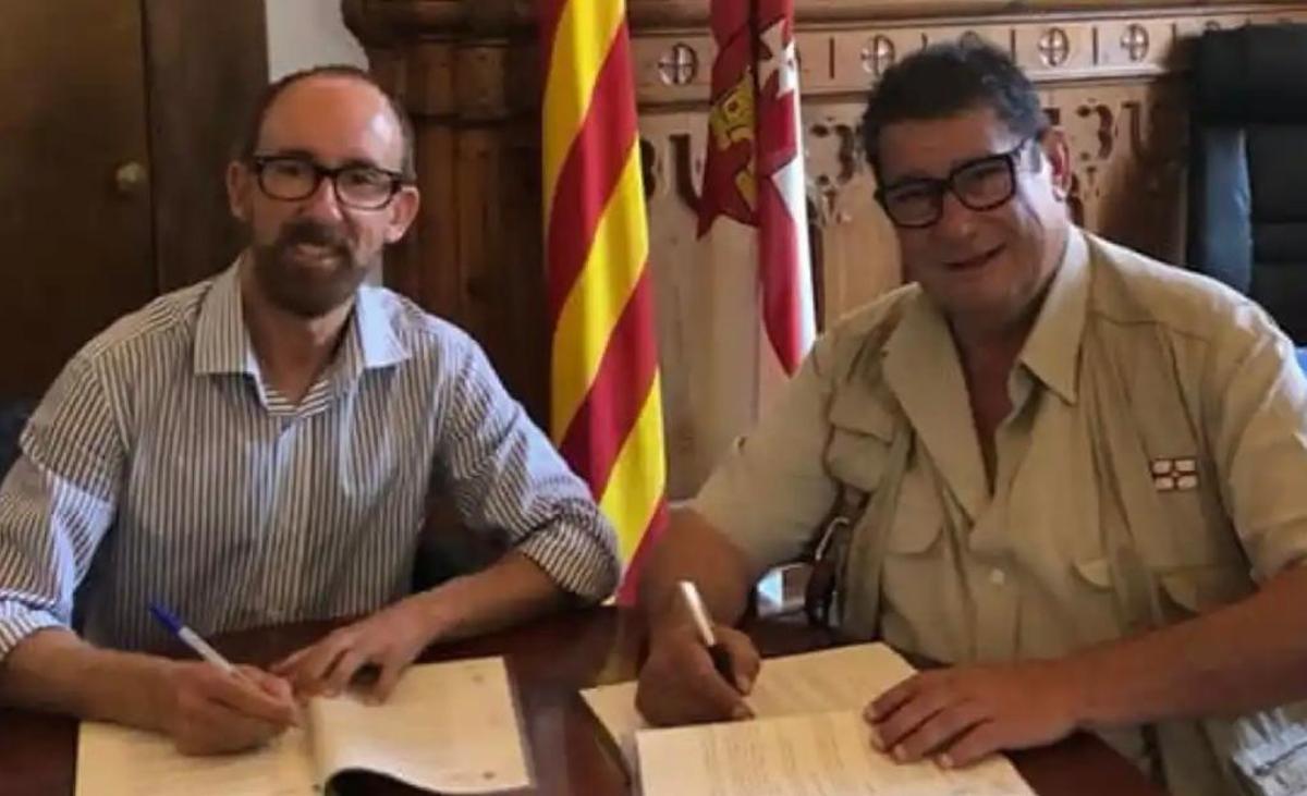 Miguel Forns (CIU) y Carlos N.M. firmando una de las colaboraciones investigadas antes del 2019.