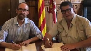 Miguel Forns (CIU) y Carlos N.M. firmando una de las colaboraciones investigadas antes del 2019.