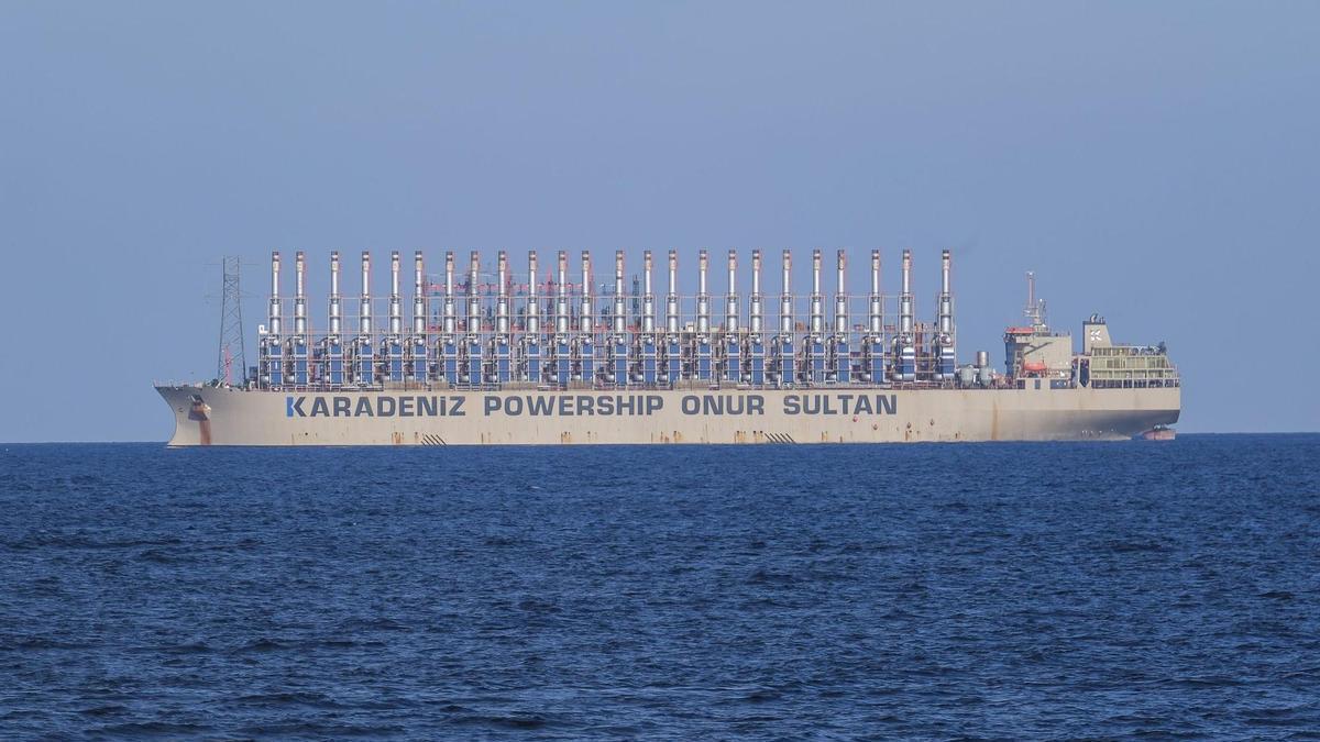 Una de las centrales eléctricas flotantes de Karadeniz Power Ship similar a la propuesta para La Luz.