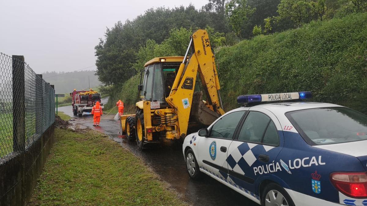 Reabierta la carretera de Montesandeu, en Cuntis, cortada por el desprendimiento de un muro