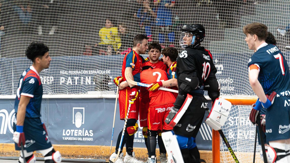 Los jugadores de España celebran un gol contra Francia.