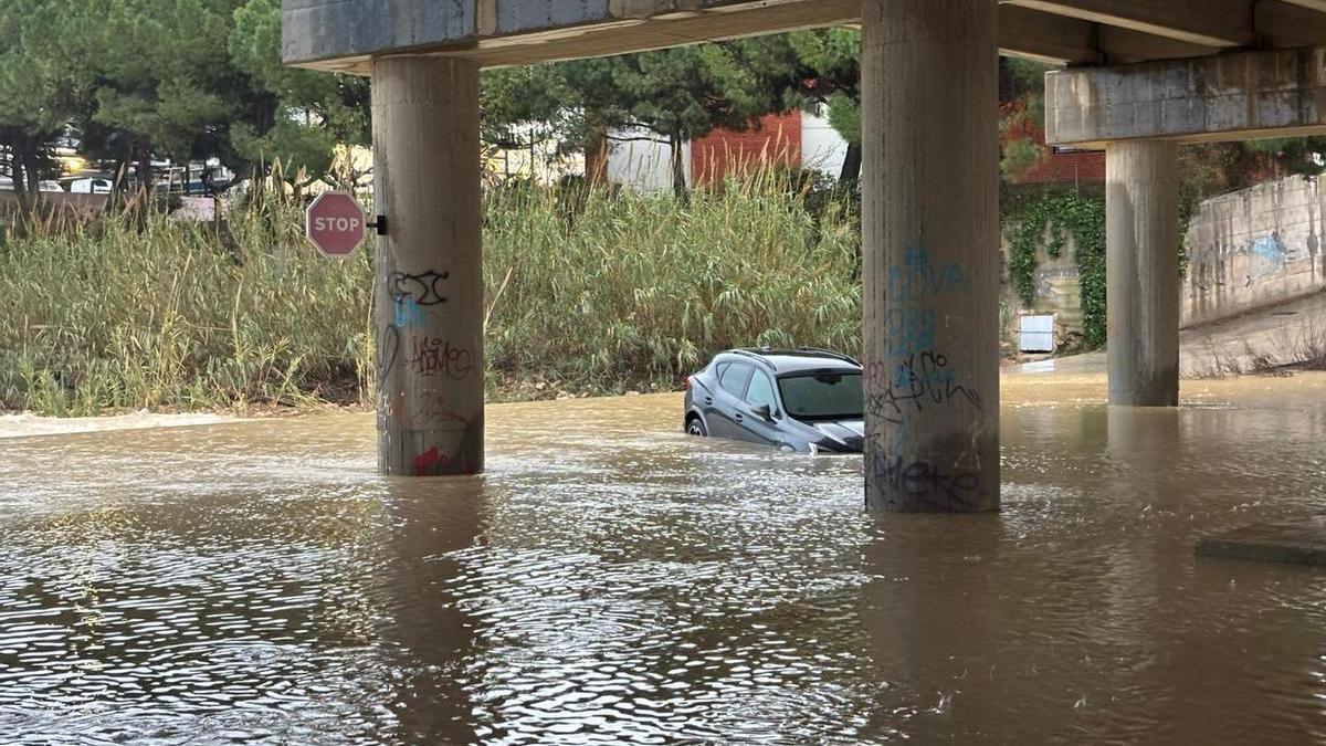 Vehículo atrapado en la Rambla de Cervera