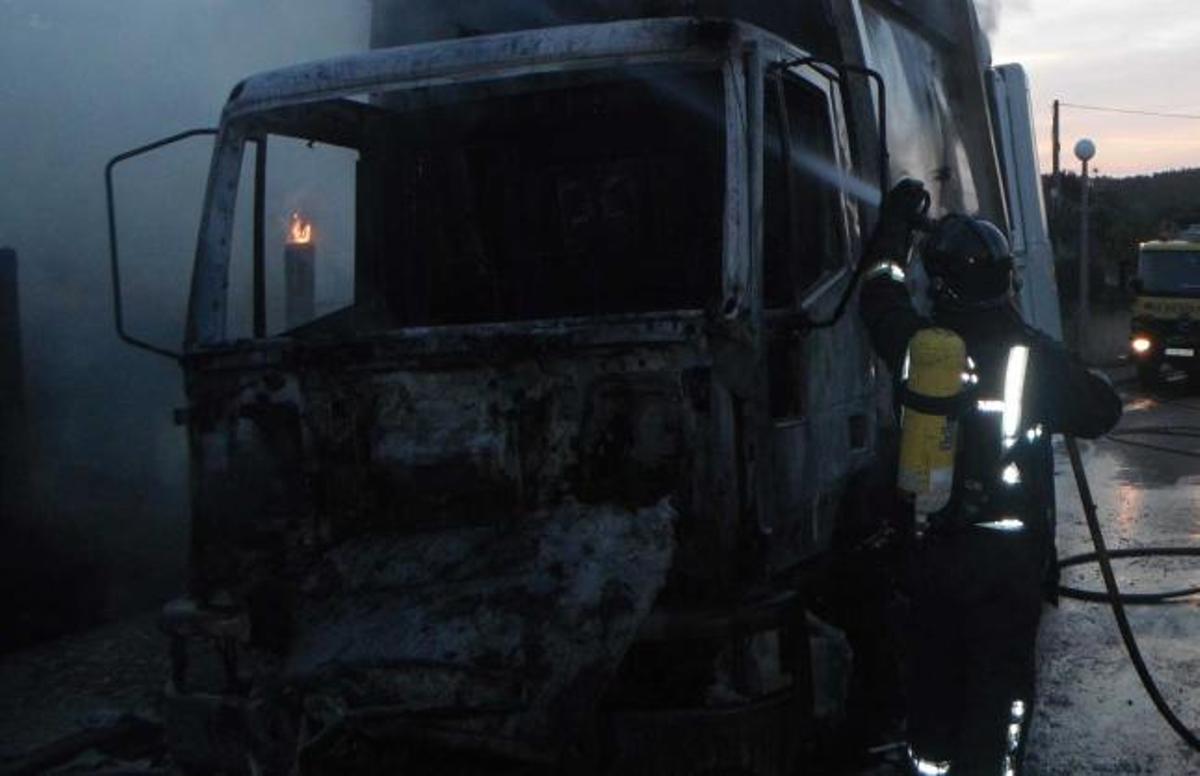 Un camión de la basura se incendia y corta 8 horas una carretera a ...