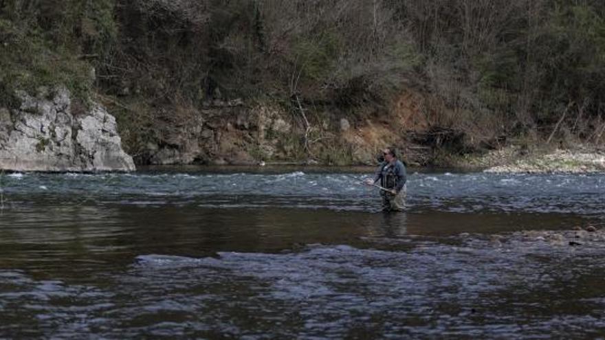 Eugenio González Saavedra pescando en Palombares. | Irma Collín