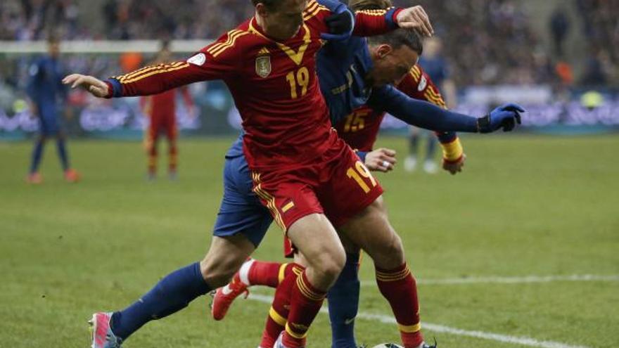 Monreal obstaculiza una internada de Ribery con ayuda de Sergio Ramos, detrás del delantero francés.