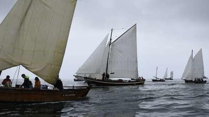 Un convoy de barcos empiezan a llegar al puerto guardés. // D.B.M.