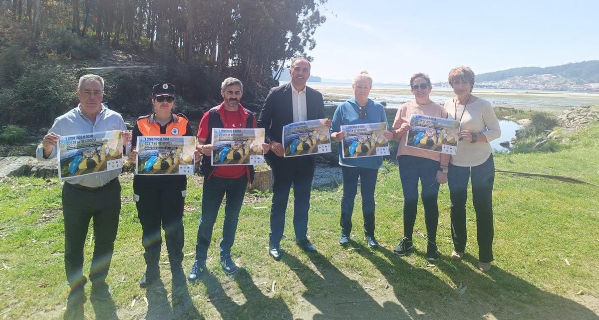 El alcalde, Ángel Moldes 8centro), junto a representantes de organizaciones y voluntarios. | FDV