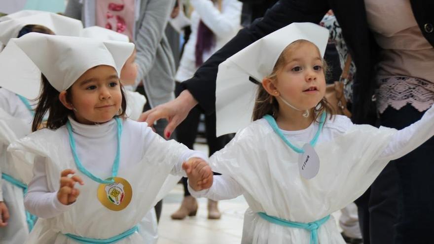 Procesión de los alumnos de Primaria e Infantil del colegio Adoratrices de Cartagena