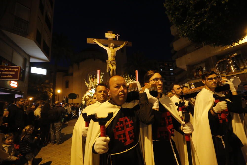 Elche se echa a la calle para acompañar a la Mare de Déu de les Bombes