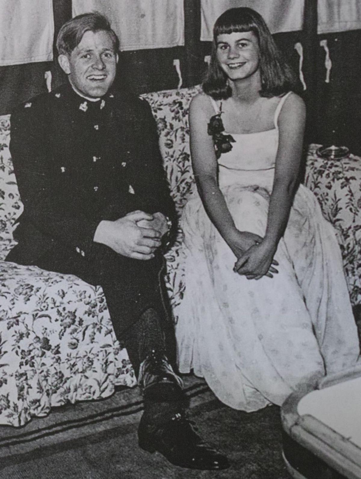 En uniforme de gala en un baile con Ann, su primera esposa.