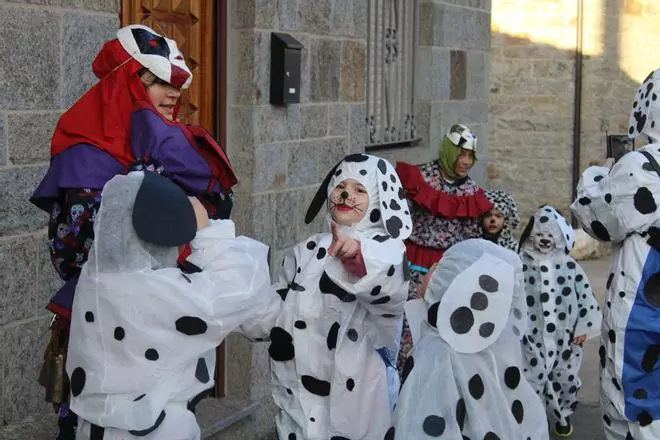 GALERÍA | Villanueva de Valrojo se viste de Carnaval