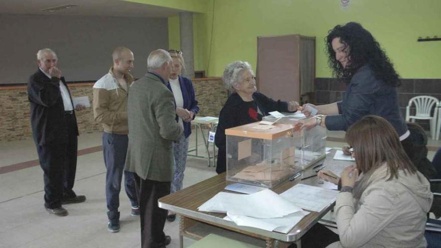 Vecinos de Venialbo acuden a votar en la mesa electoral del pueblo.
