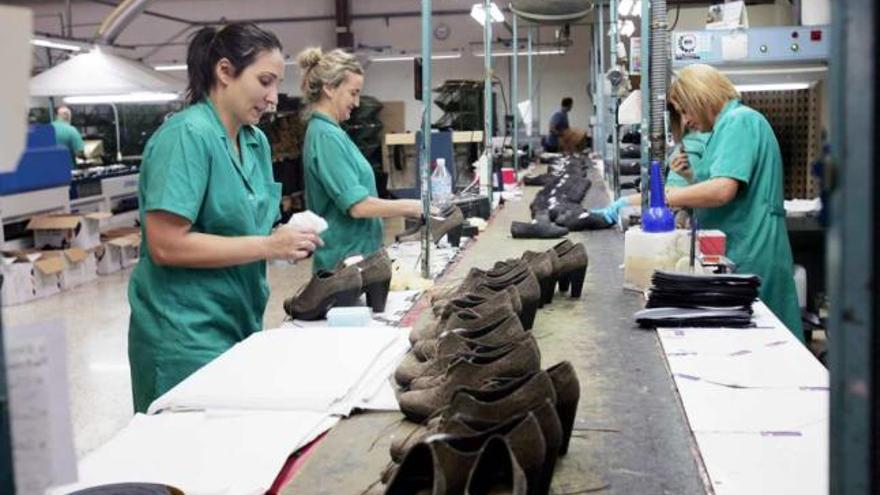 Una fábrica de calzado de Elche en pleno proceso productivo, en una imagen de archivo.