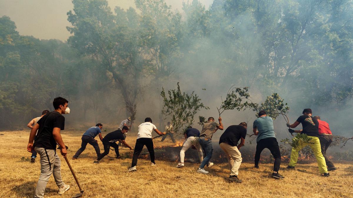 Vecinos de Villarejo combaten las llamas.