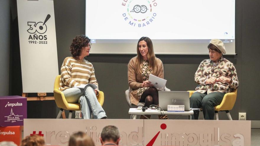 Sara Menéndez, Ángela Pumariega y Carmen Moreno charlan en la presentación de «El comercio de mi barrio». |  Pablo Solares