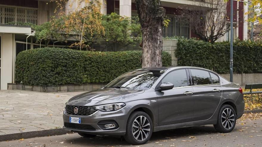 El Fiat Tipo nace con vocación de vehículo global, de ahí su práctica carrocería con espacio para cinco y su maletero de 520 litros; otras bazas que juega son el precio ajustado y el equipamiento