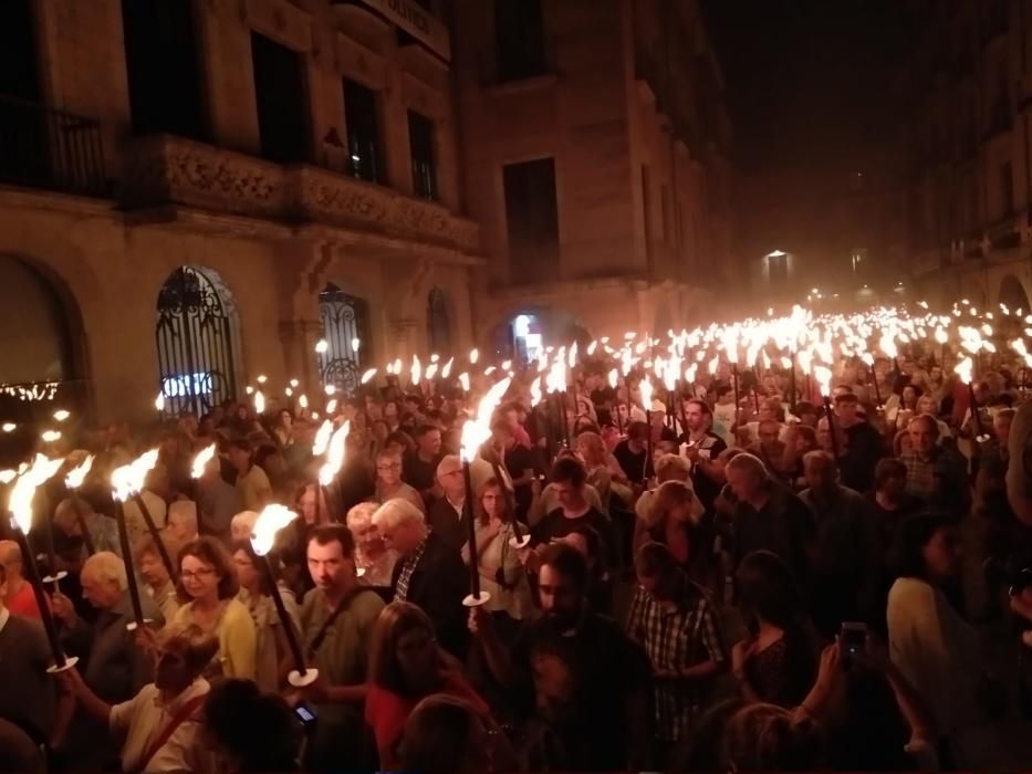 Marxa de torxes a Girona per commemorar el segon aniversari del referèndum de l'1-O
