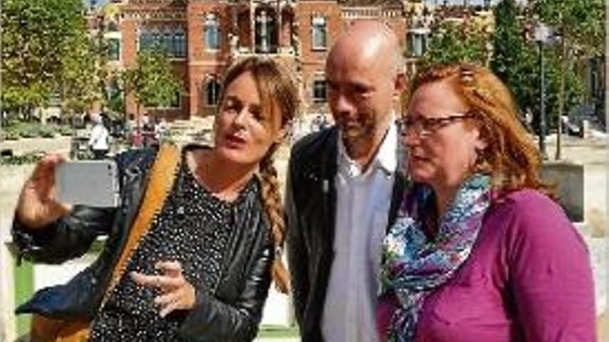 Ivana Miño amb dos dels protagonistes de la segona temporada.