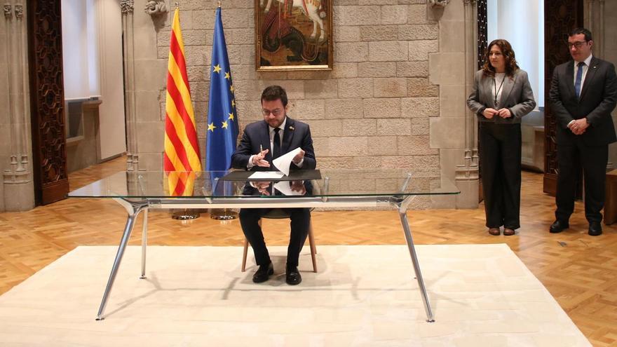 El president del Govern, Pere Aragonès, signant el decret de convocatòria de les eleccions del 12-M al Palau de la Generalitat