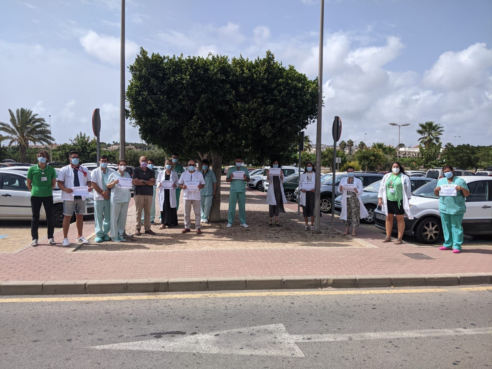 Protesta en los hospitales de la provincia en apoyo a los trabajadores de la UCI del Hospital La Plana