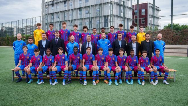 Fotografia oficial del Infantil A del Barça 2021/2022 junto con el presidente Joan Laporta