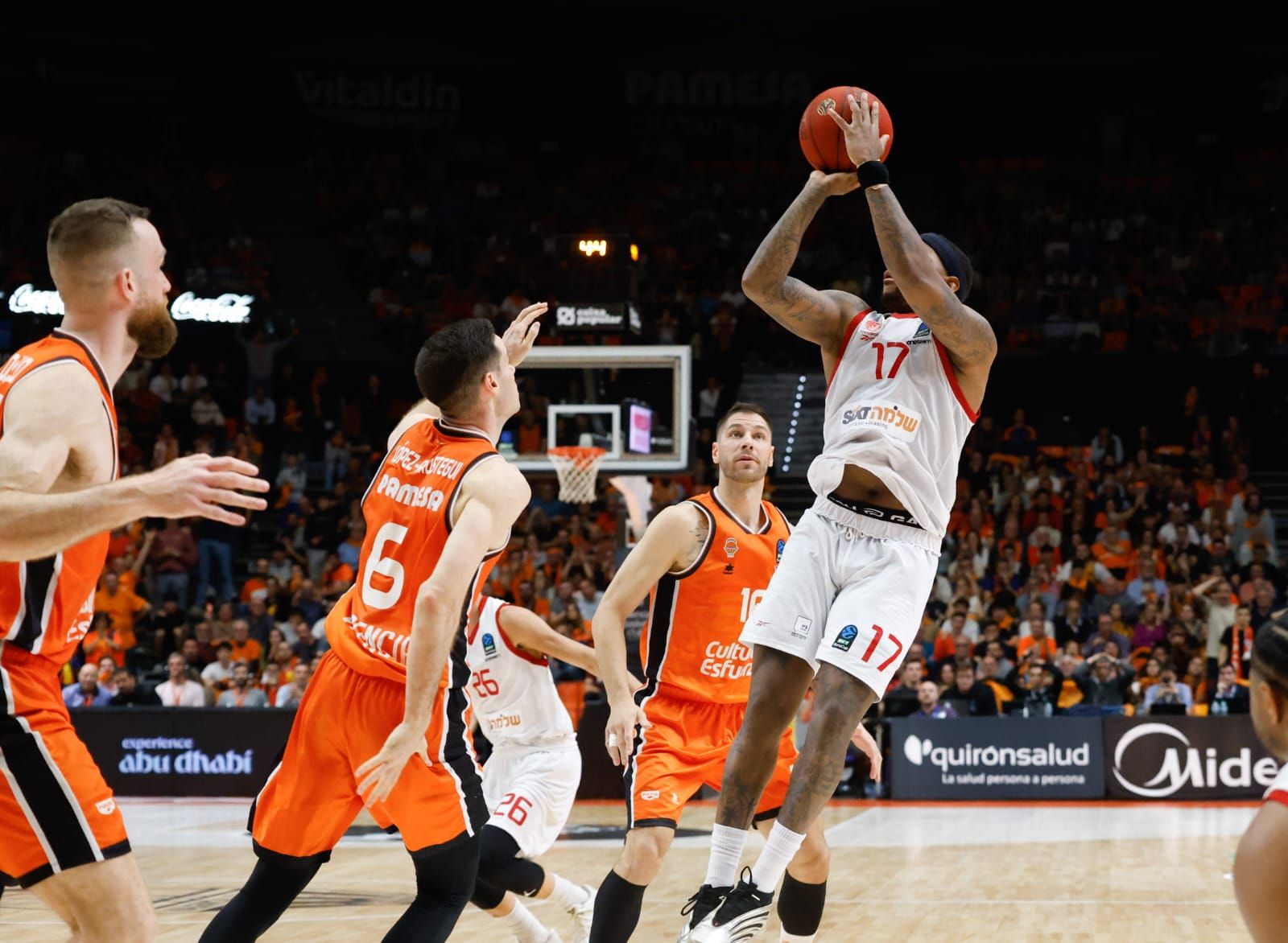 Incidentes en La Fonteta con los jugadores del Hapoel al final del partido