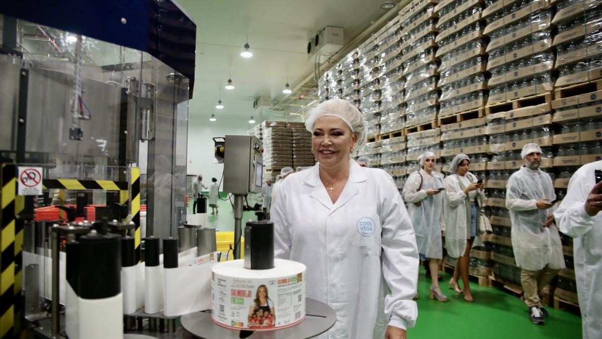 Belén Esteban visita en Alhama la empresa de gazpacho Cool Vega