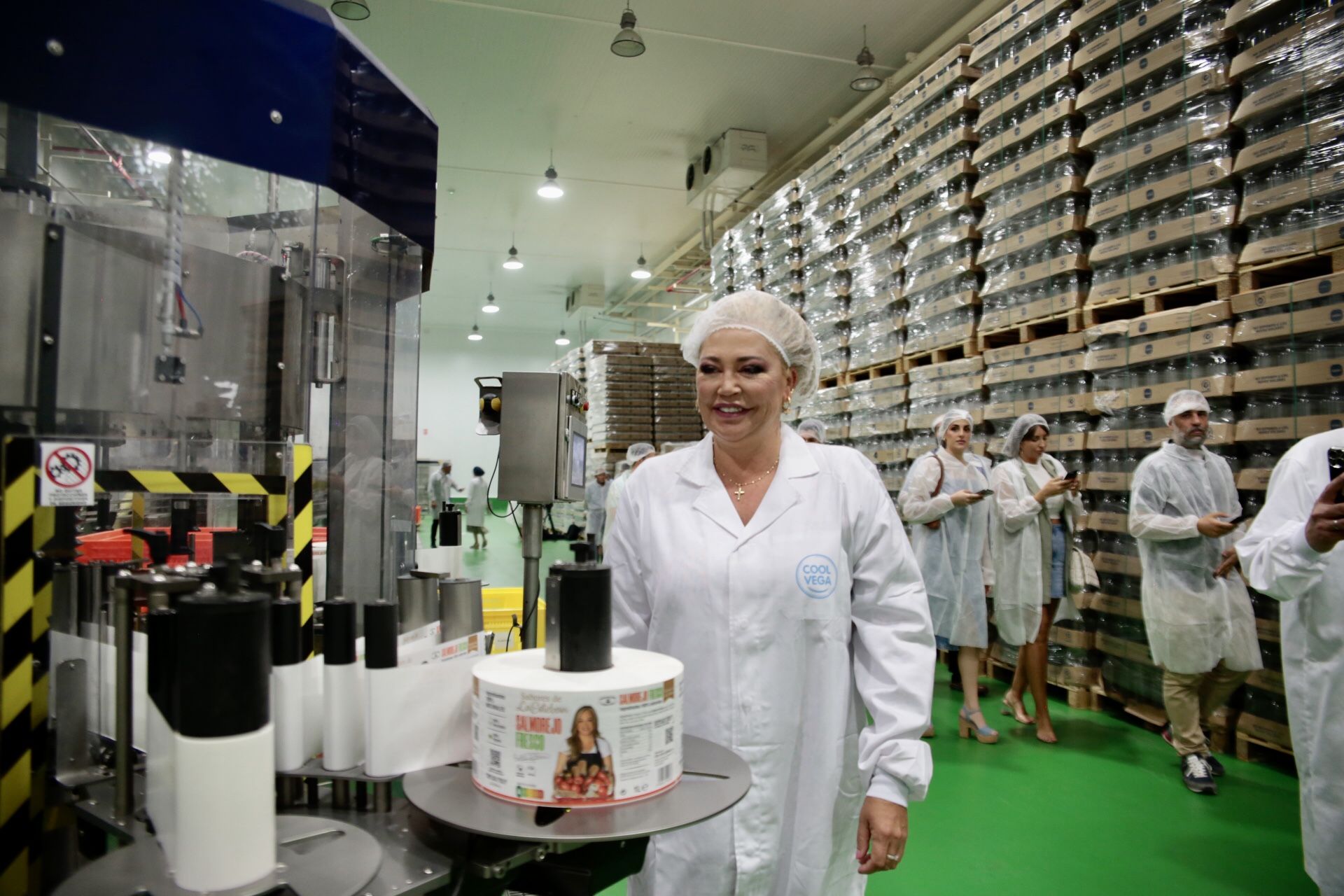 Belén Esteban visita en Alhama la empresa de gazpacho Cool Veg