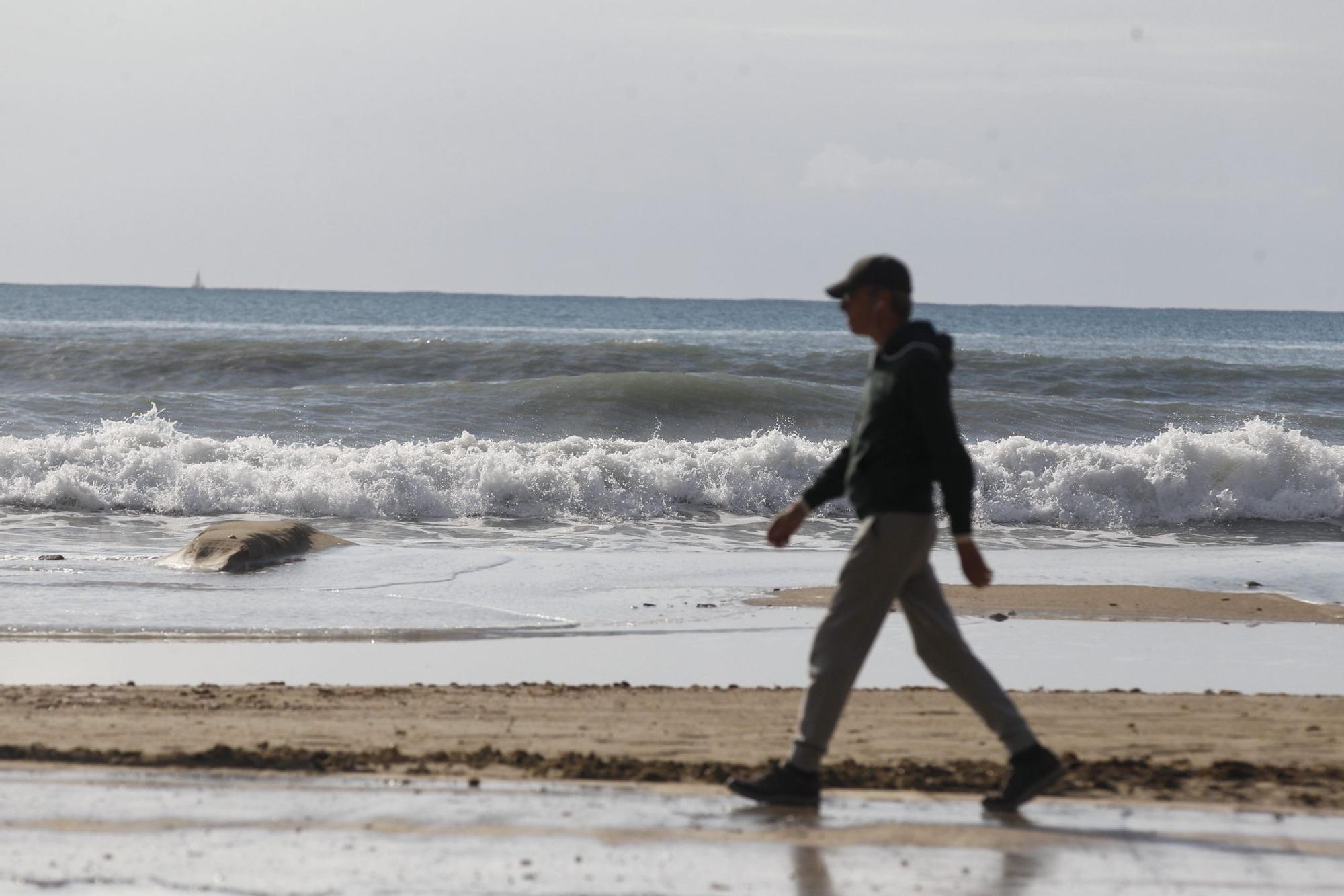 El temporal de Isaack golpea la playa del Postiguet de Alicante