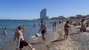Día de calor en las playas de la Barceloneta. Barcelona, 26 de mayo de 2026. Fotografía de Ferran Nadeu