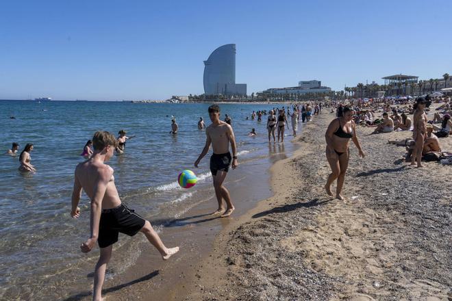 Empiezan las multas en estas playas de Barcelona: buenas noticias para los vapeadores