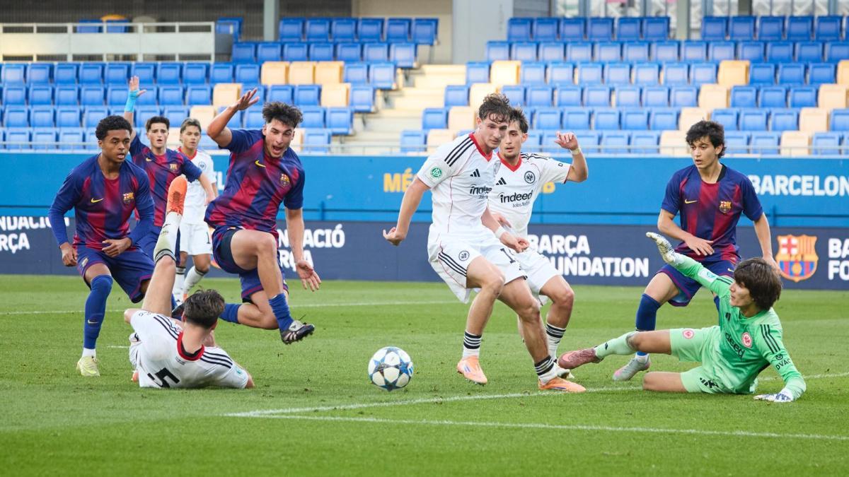 Los jugadores del Barça ante el Eintracht en la Youth League