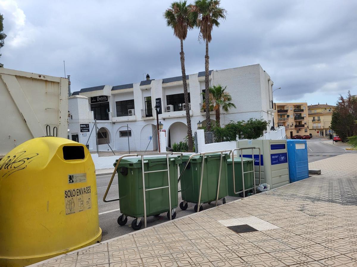 Renovación íntegra de los contenedores de recogida selectiva de envases.