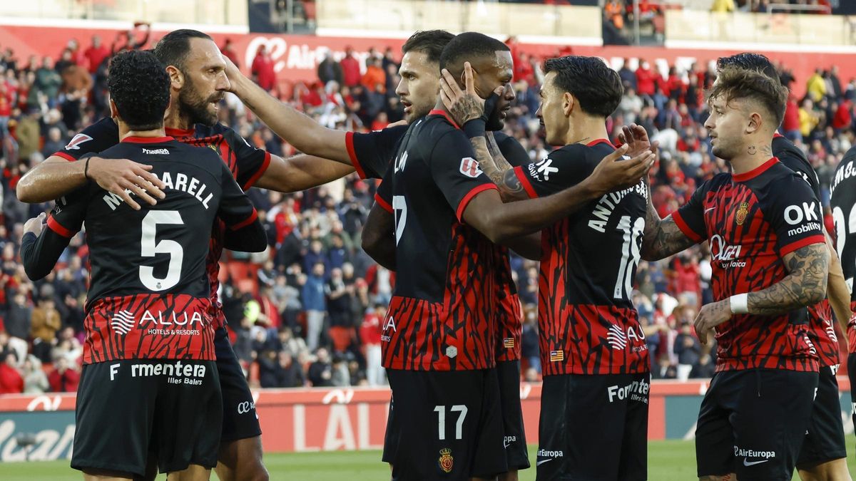 Los jugadores del Mallorca festejan el gol de Larín, que era el 1-1 en Son Moix.