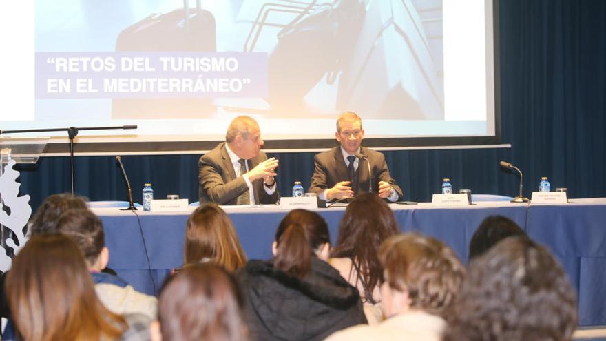 Javier Herguete, director de Casa Mediterráneo y Juan Llopis, vicerrector de la UA, abriendo la jornada