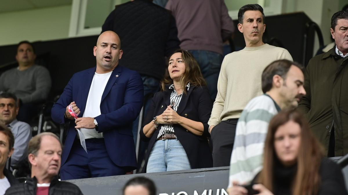 Haralabos Voulgaris, a la derecha, en el palco del SkyFi Castalia contra la Real Sociedad B.