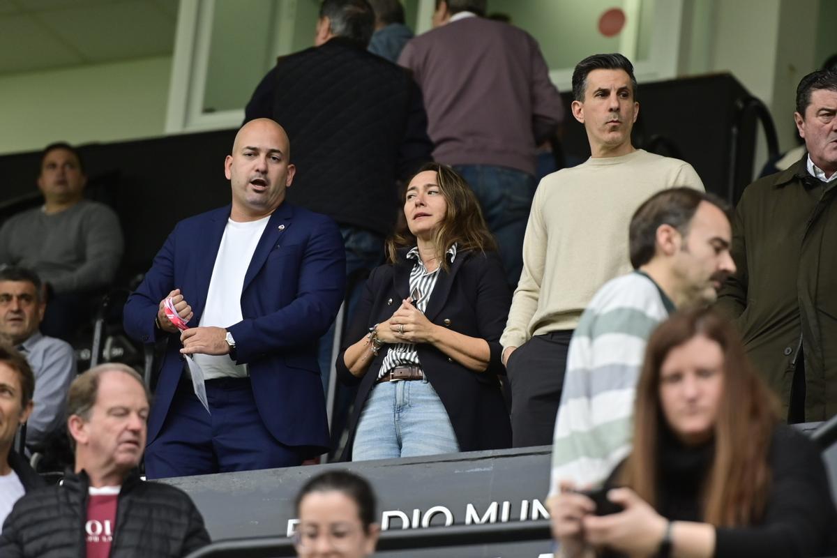 Haralabos Voulgaris, a la derecha, en el palco del SkyFi Castalia contra la Real Sociedad B.