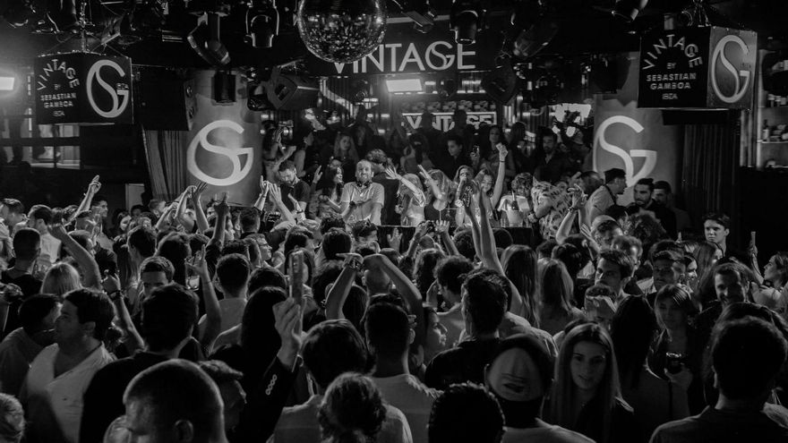 Sebastián Gamboa en la cabina de Lío Ibiza durante una fiesta Vintage. | PEDRO QUIROS