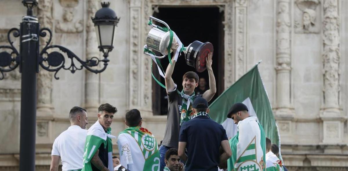 Juan Miranda, con la Copa del Rey ganada con el Betis