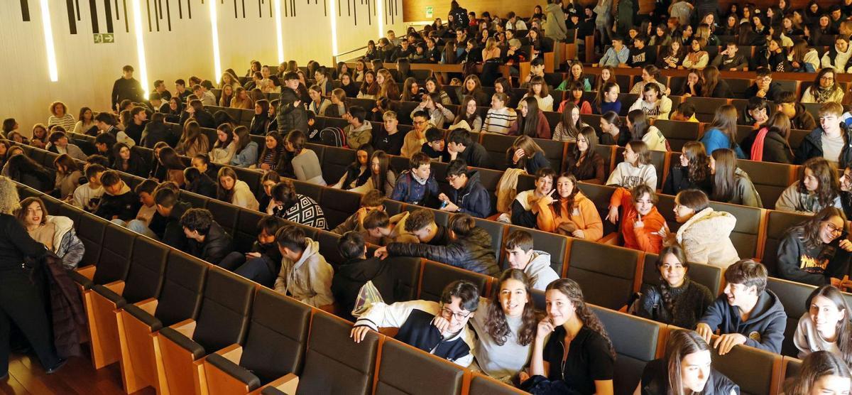 Alumnos ayer en el Auditorio
municipal.   | // // M.G. BREA
