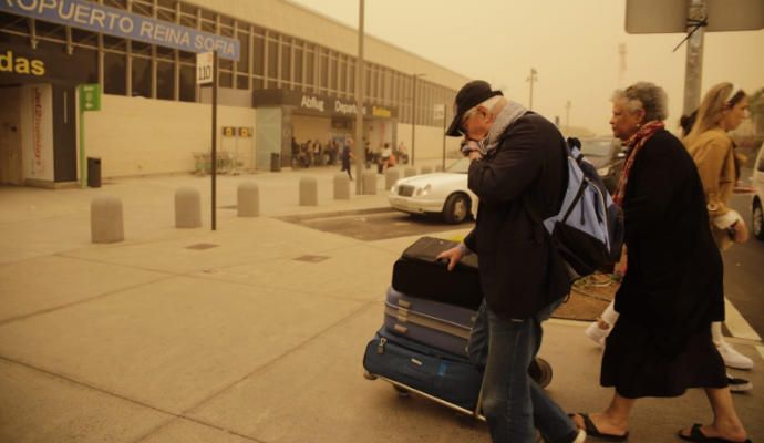 Pasajeros en el aeropuerto Reina Sofía.