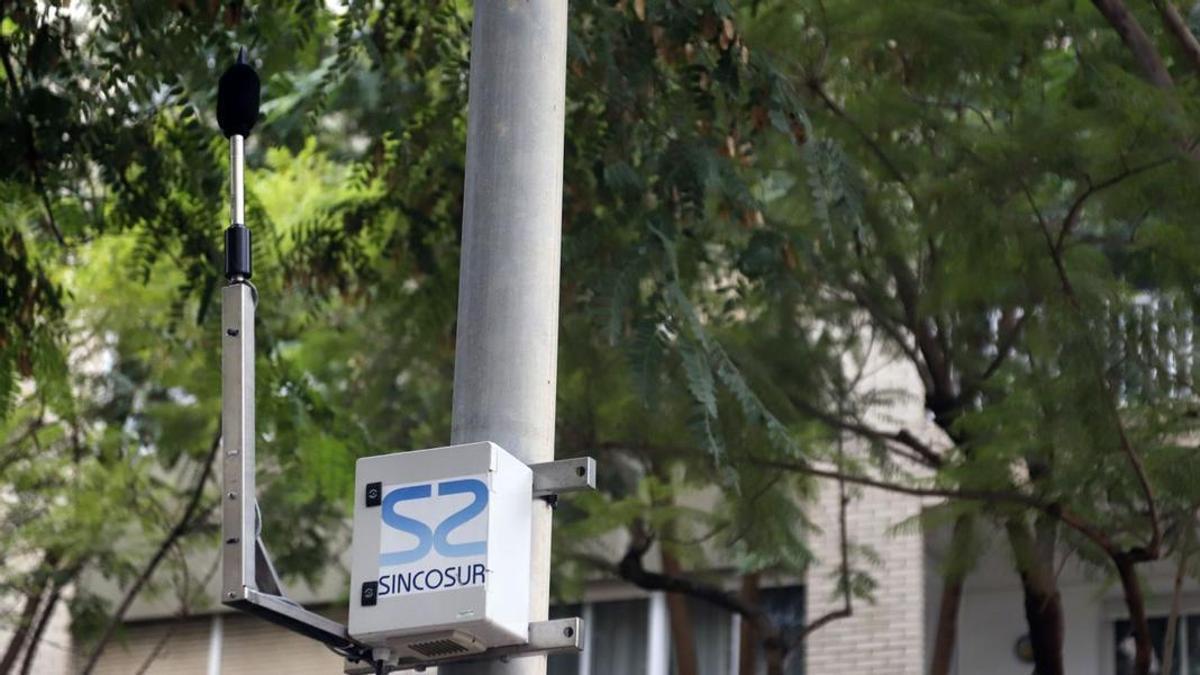 Medidor de ruido en la calle Tomás de Echeverría, en el barrio de Huelin.