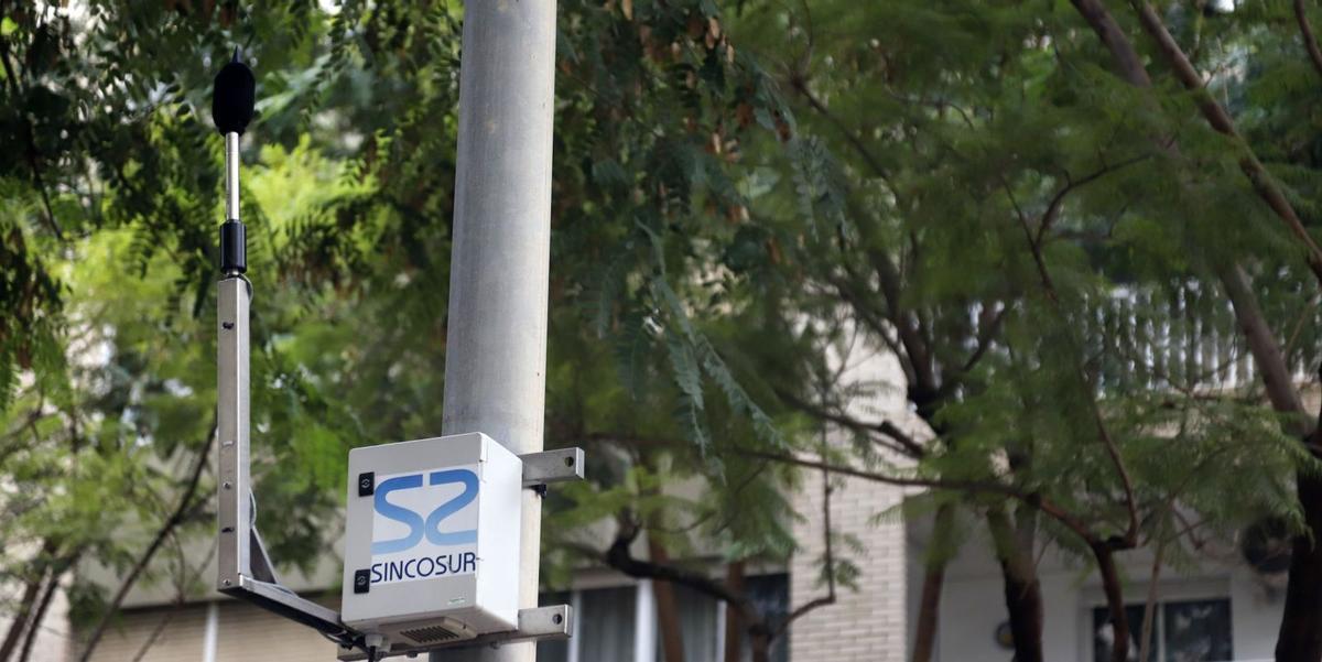 Medidor de ruido en la calle Tomás de Echevarría, en el barrio de Huelin. | ÁLEX ZEA
