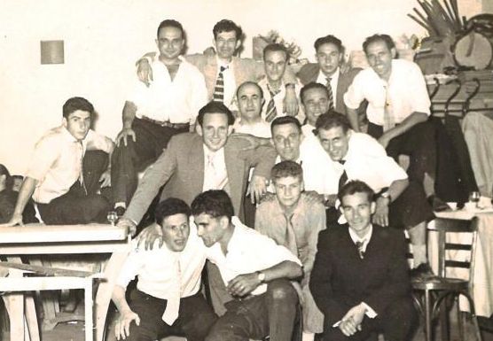 José Carlos Carrera “Cholo”, con los brazos sobre un compañero de trabajo, en el año 54.