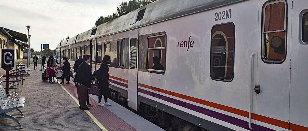 Usuarios del servicio Xàtiva-Alcoi van a acceder al tren en la estación de Ontinyent, en una imagen tomada el pasado 5 de marzo.
