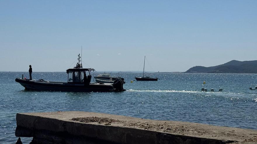 Vídeo: Un propietario de una barca fondeada en sa Punta en Ibiza: "Ayer pusieron una pegatina en todas las barcas diciendo que en 48 horas había que retirarlas"