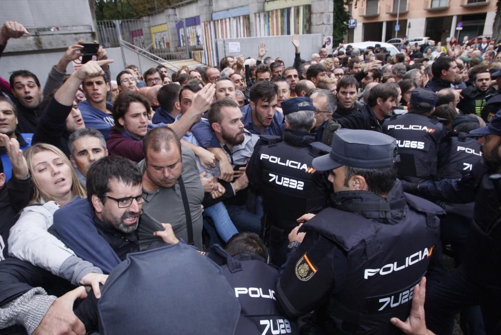 Guàrdia Civil i Policia Nacional desallotgen amb violència col·legis electorals gironins