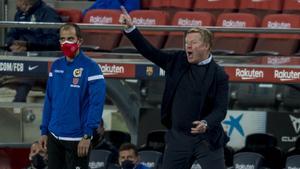 Koeman se dirige enfadado a sus jugadores durante la segunda parte del Barça-Getafe en el Camp Nou.