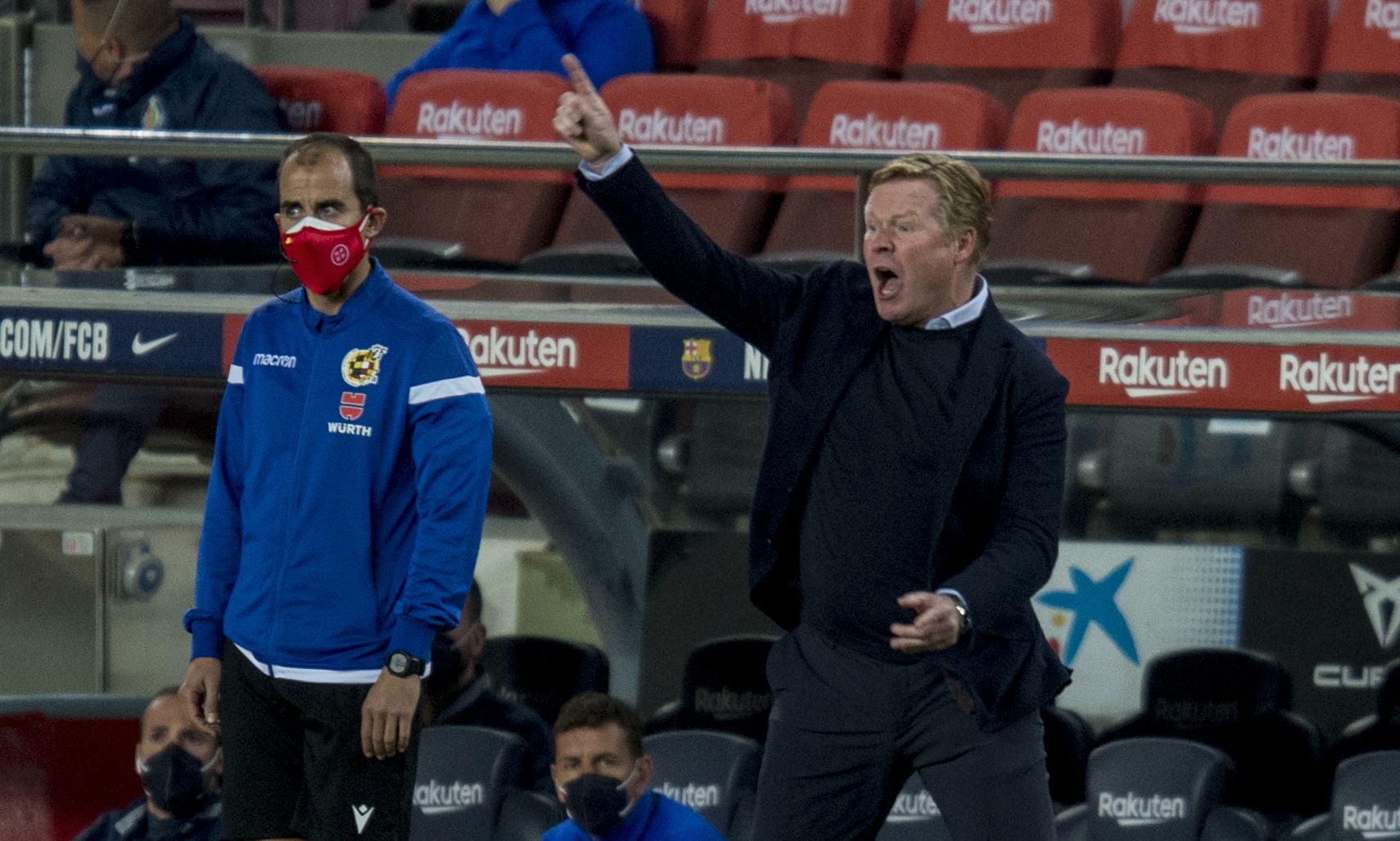 Koeman se dirige enfadado a sus jugadores durante la segunda parte del Barça-Getafe en el Camp Nou.